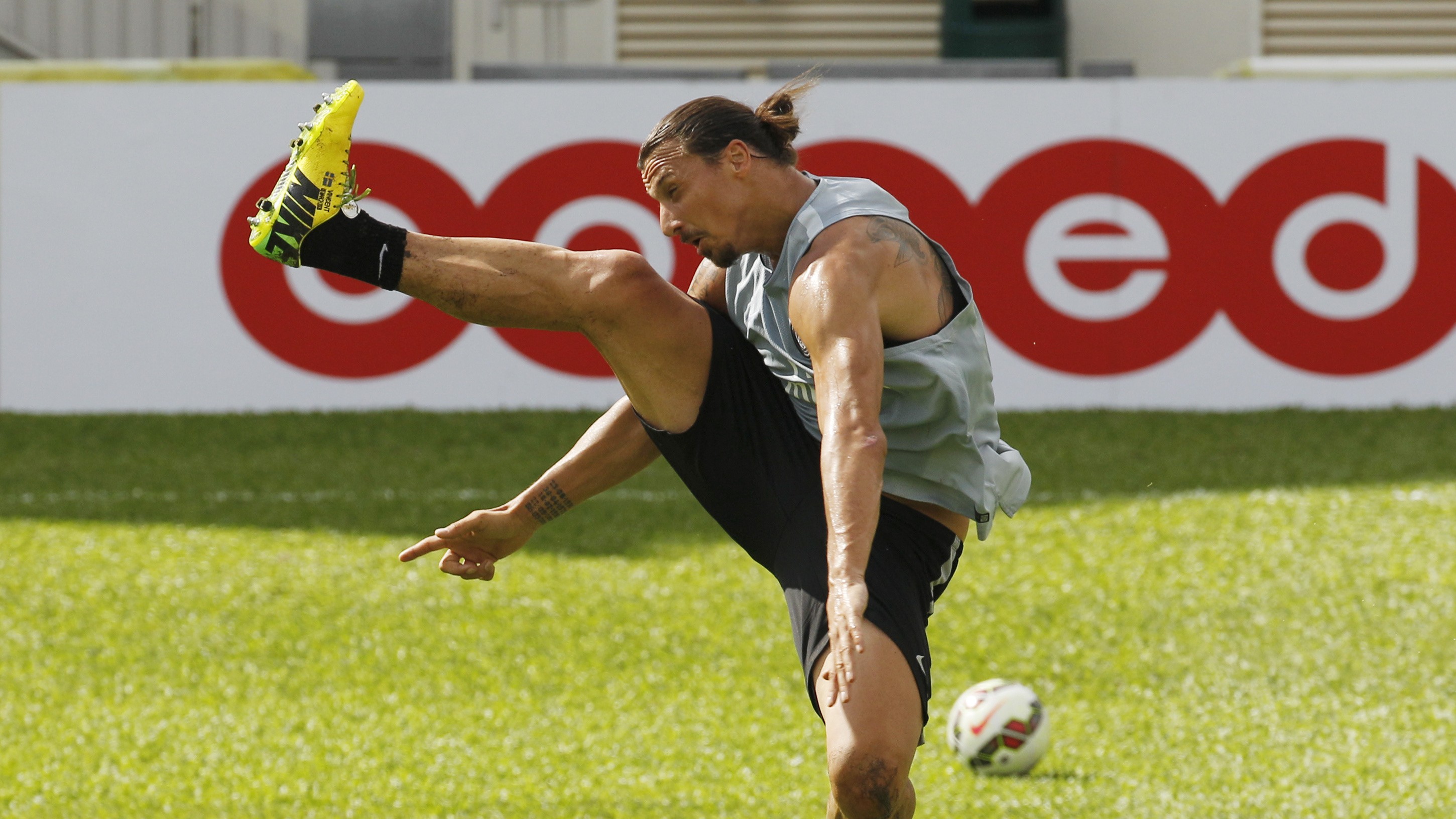 Zlatan Ibrahimovič_kop do vzduchu